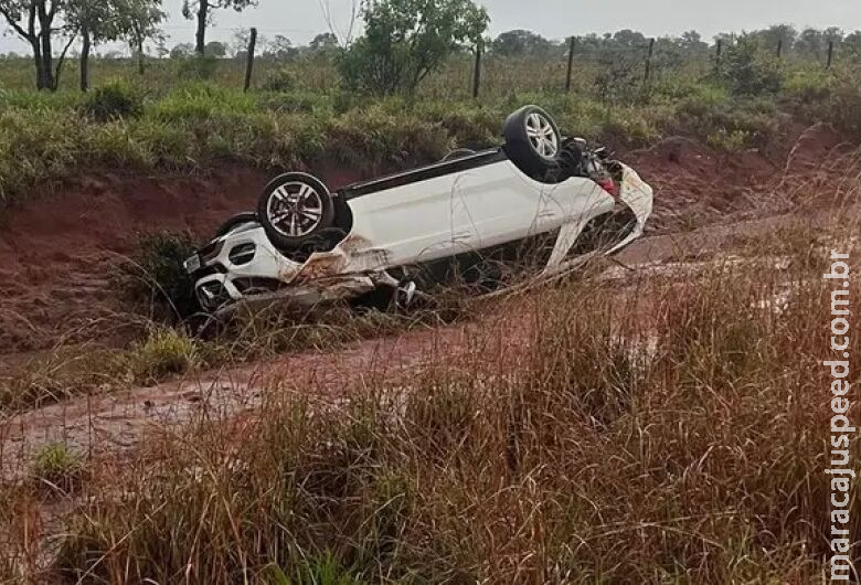 Motorista abandona SUV às margens de rodovia após capotagem