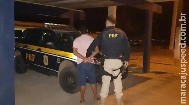 Motorista bêbado quase atropela policial e joga latinha de cerveja no mato em MS