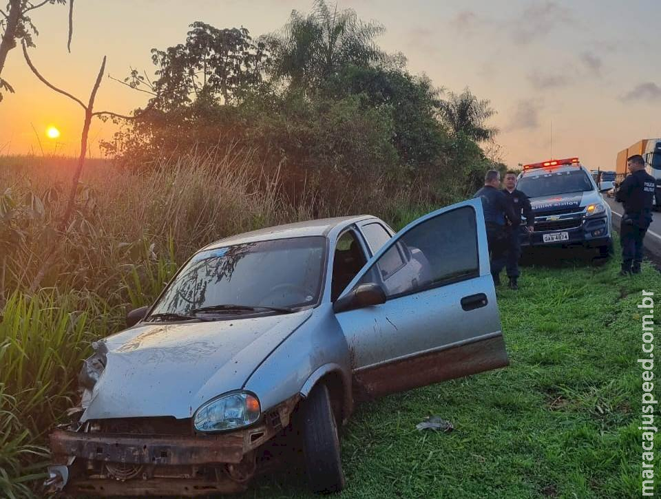 Motorista é preso após bater em dois veículos, uma moto, um portão e fugir do local