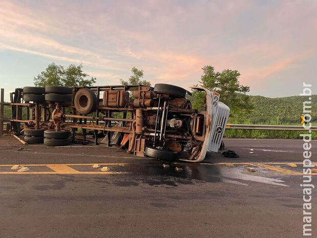 Caminhão tomba na BR-060 e duas pessoas ficam feridas em Nioaque