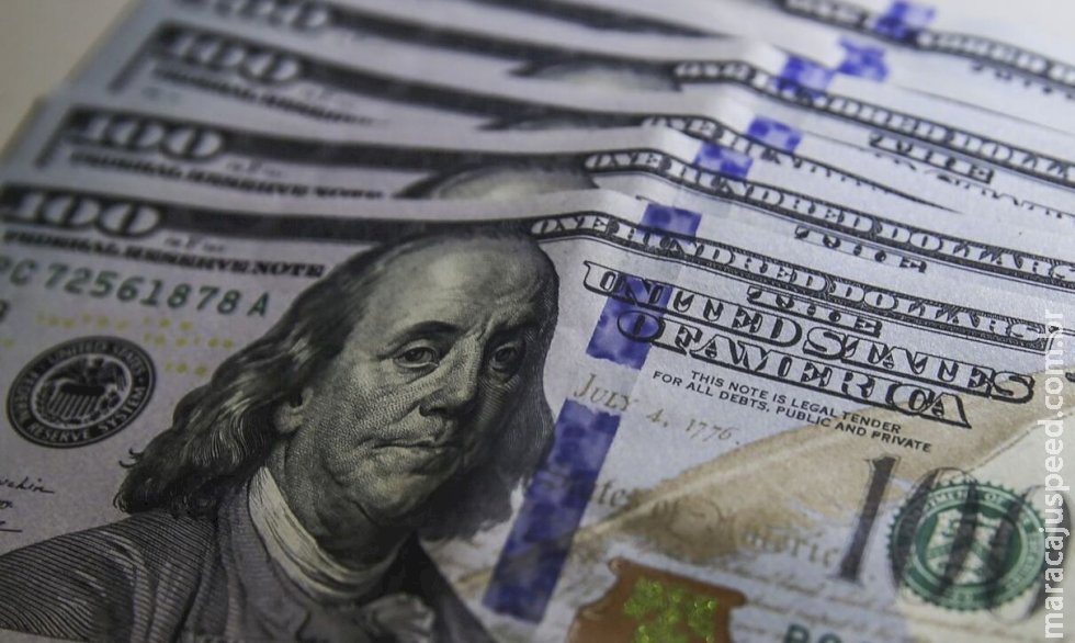 Dólar sobe 0,74% e fecha a R$ 5,1120, mas acumula baixa de 1,84% na semana 