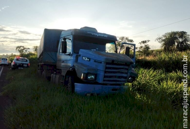 Homem morre após bater moto e cair embaixo de carreta