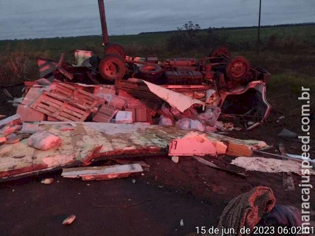 Caminhão carregado de carne fica destruído após colisão com ônibus