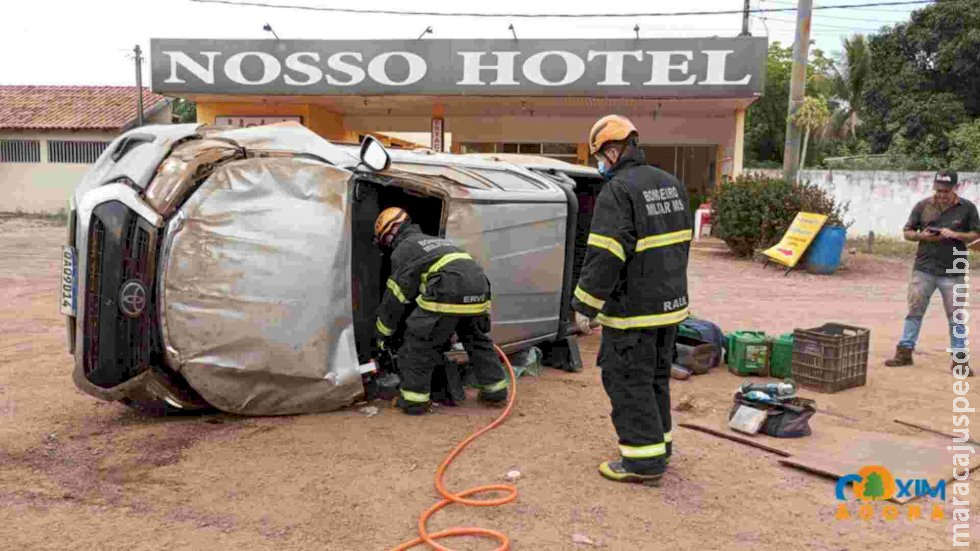 Condutor perde controle e tomba caminhonete na BR-163