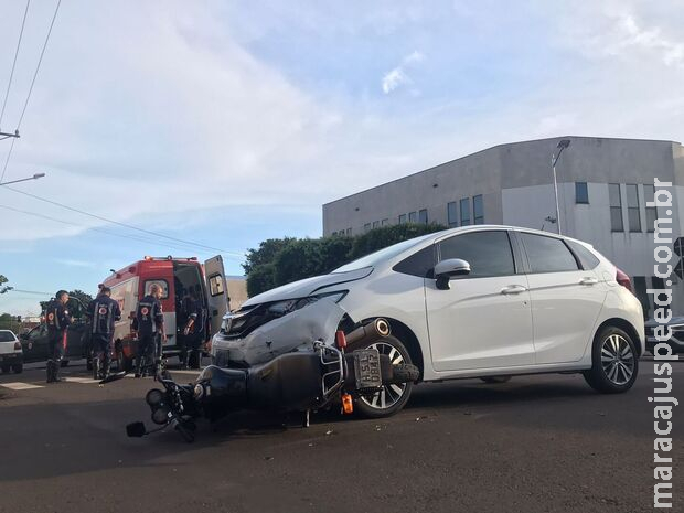 Motociclista fica gravemente ferida após ser fechada por carro no Centro de Campo Grande