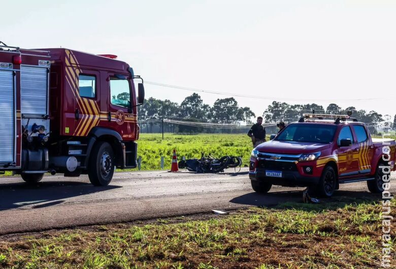 Motociclista morre a caminho do trabalho após colidir contra caminhão