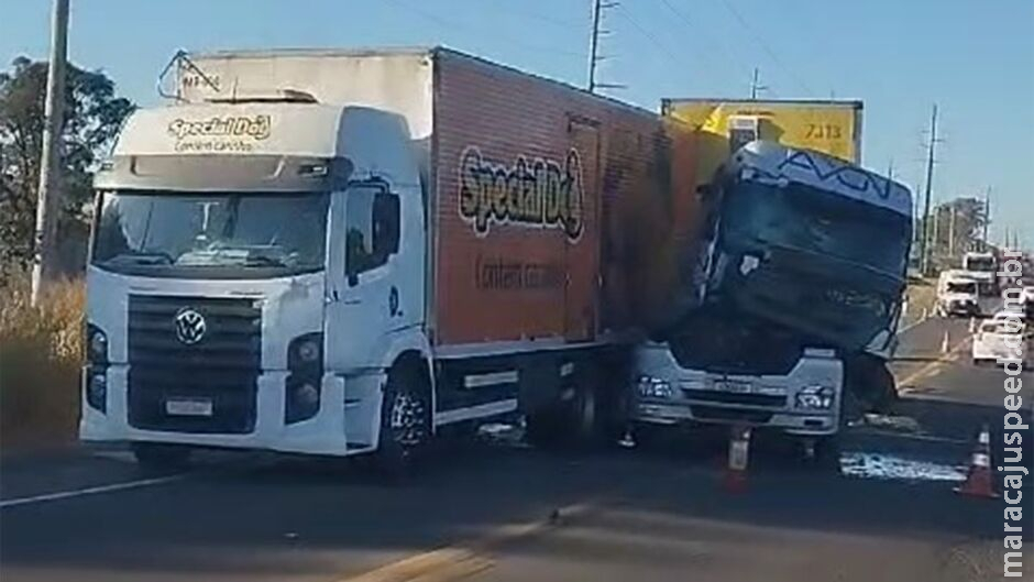 Três caminhões engavetam em acidente no macroanel de Campo Grande; trânsito está lento
