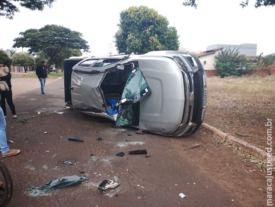 Acidente entre três veículos deixa caminhonete destruída em capotamento em Caarapó