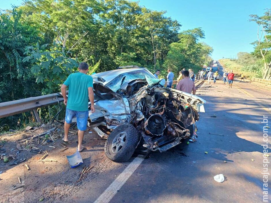 Acidente triplo mata um e deixa três feridos na BR-158