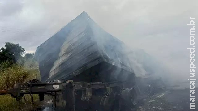 Carreta carregada de sementes de algodão pega fogo na BR-267