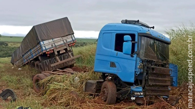 Carreta que tombou na MS-276 carregava crack escondido