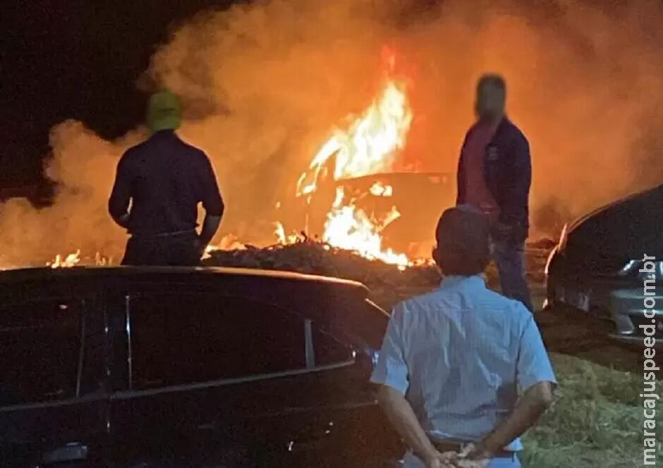 Carro é destruído por fogo após manobras em estacionamento de festa em Costa Rica