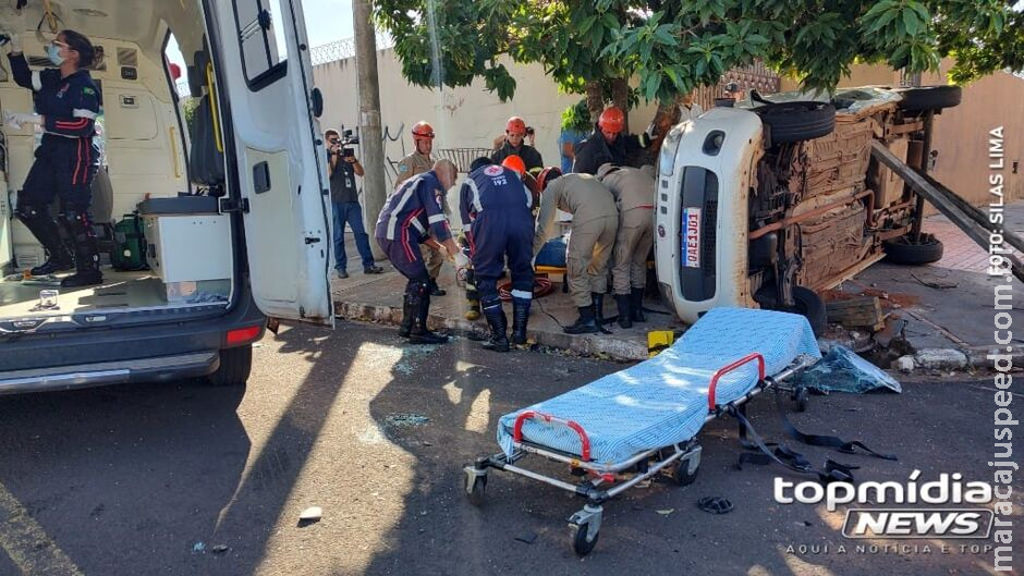 Fiorino tomba e mulher fica presa nas ferragens em acidente no Tiradentes