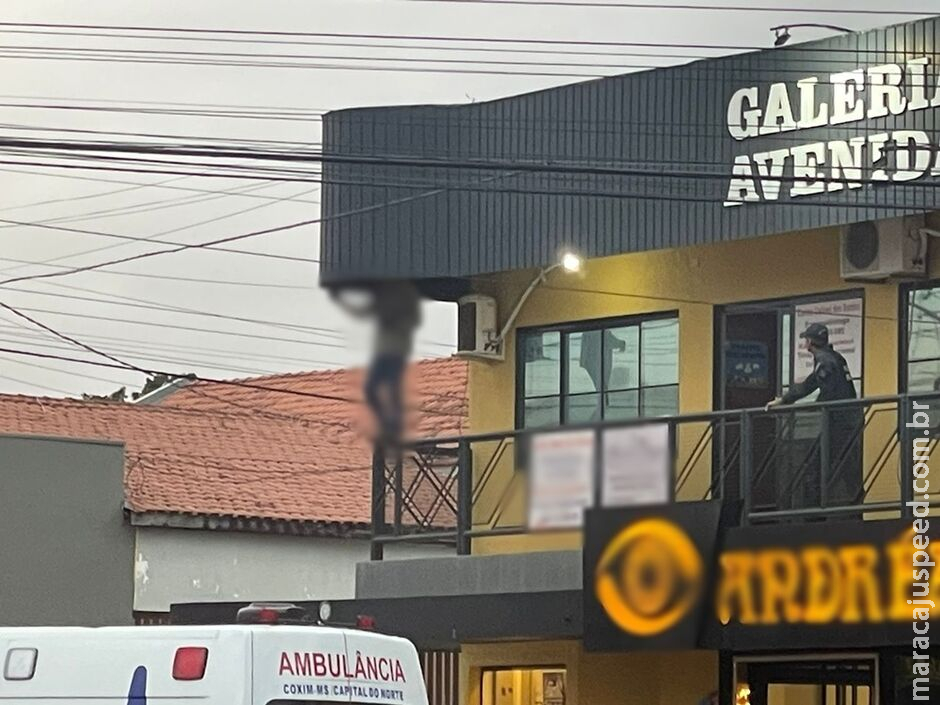 Homem é socorrido após cair da sacada de galeria em Coxim