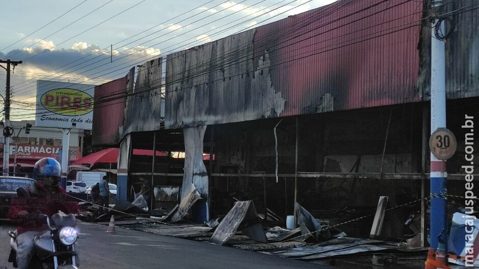 Mercado pega fogo e tem fachada completamente destruída no São Jorge da Lagoa