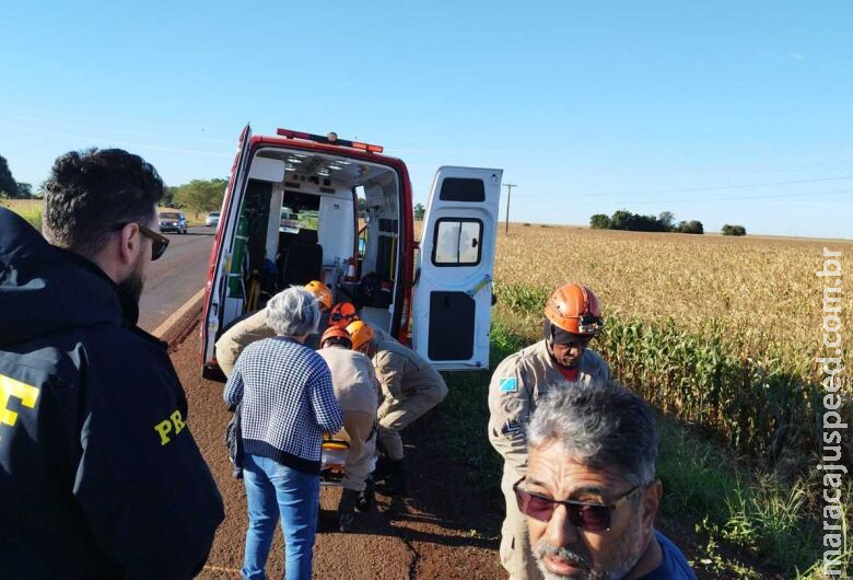 Motorista fica ferido após veículo capotar e parar no meio do milharal