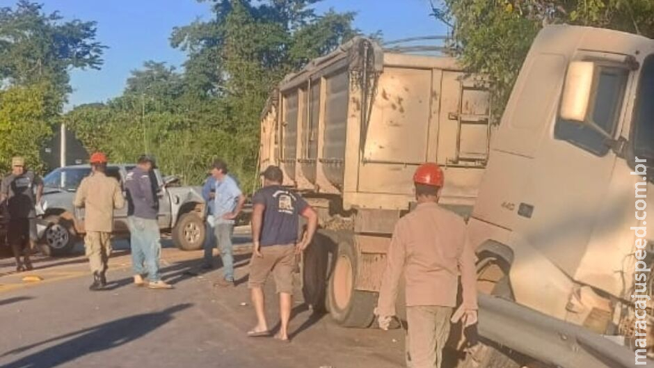 Acidente entre duas carretas e caminhonete deixa dois feridos em Bonito