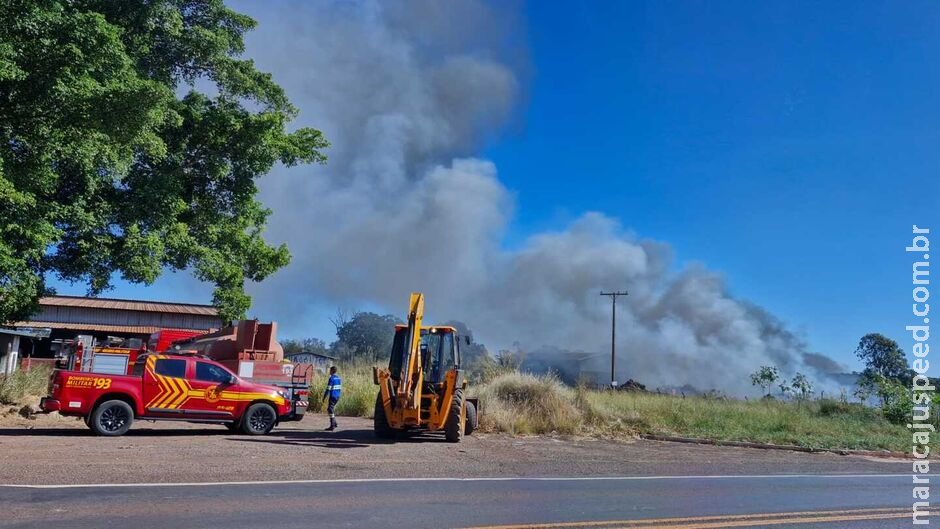 Bombeiros fazem operação para controlar incêndio em antiga fábrica da Frutilla