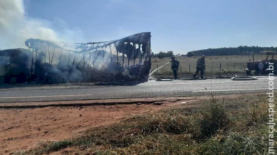 Carreta carregada de ração é destruída pelo fogo na rodovia que liga Anaurilândia e Bataguassu