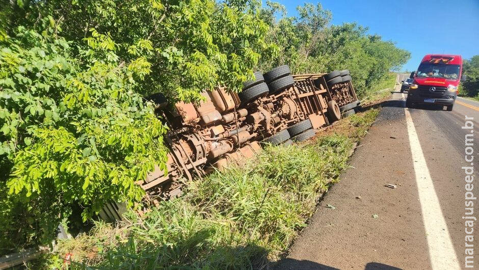 Carreta carregada tomba às margens da MS-384, em Bela Vista