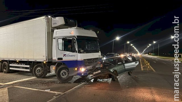 Carro é destruído ao colidir com caminhão, em MS