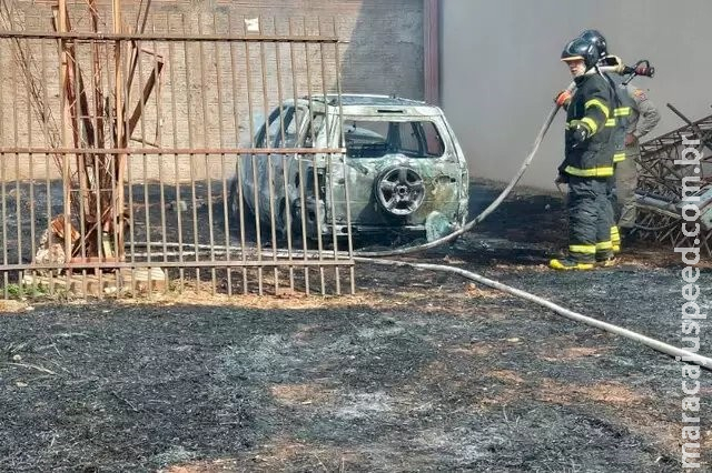 Carro guardado em terreno de Chapadão do Sul fica destruído após incêndio no local