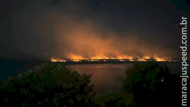 Chamas no Pantanal iluminam noite de Corumbá; imagens impressionam