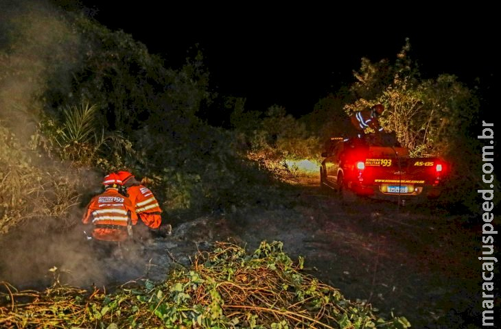 Frente fria favorece combate aos incêndios, e trabalho do Corpo de Bombeiros volta a invadir a noite