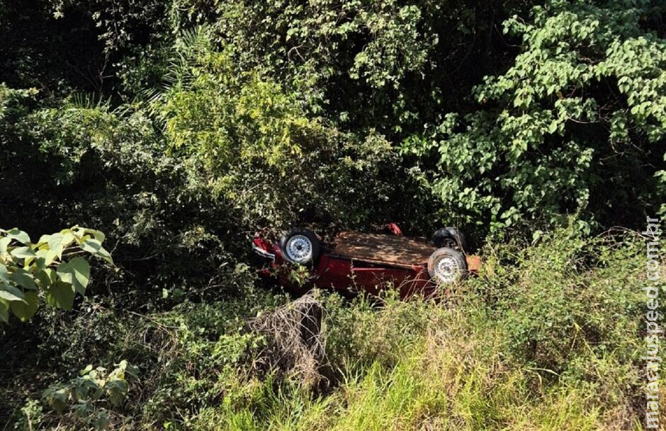 Motorista capota Fusca e vai parar em ribanceira na MS-450 em distrito de Aquidauana