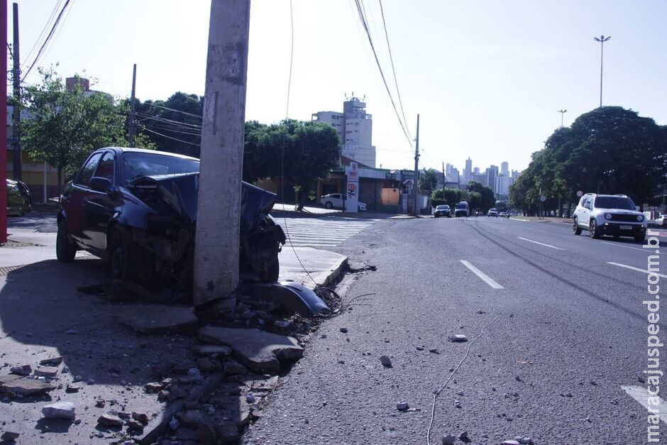 Motorista que bateu carro em poste na Afonso Pena recusou teste do bafômetro duas vezes