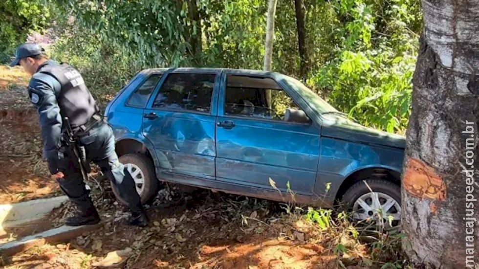 Motorista sofre fratura na clavícula ao colidir carro contra árvore em Aquidauana