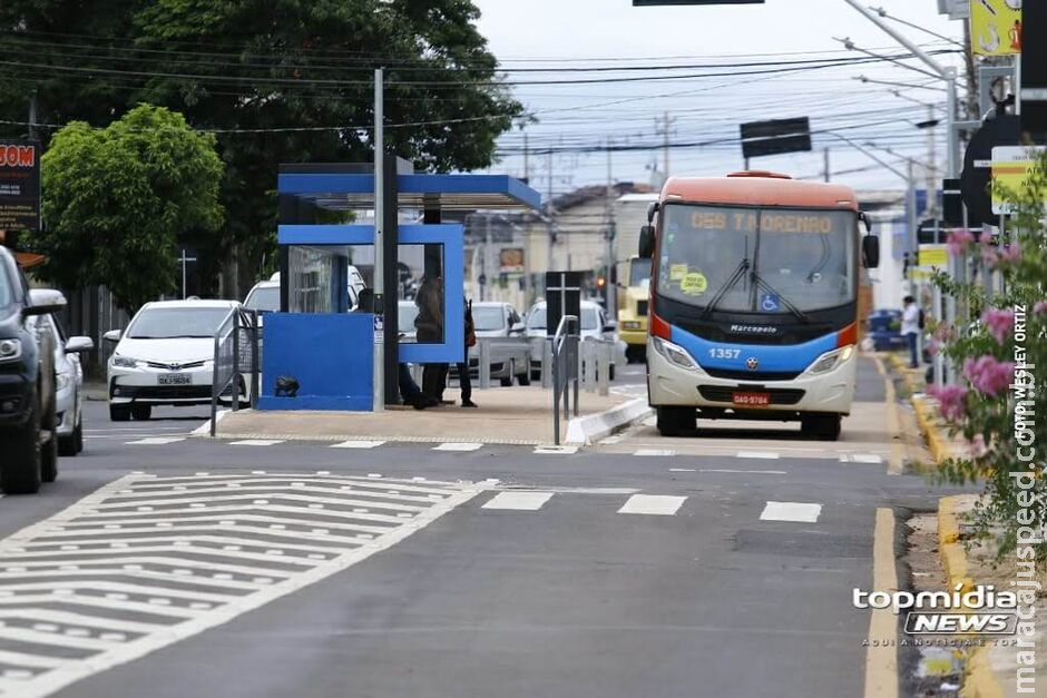 Pedestre se desequilibra, cai na via e é atropelado por ônibus na Marechal Deodoro