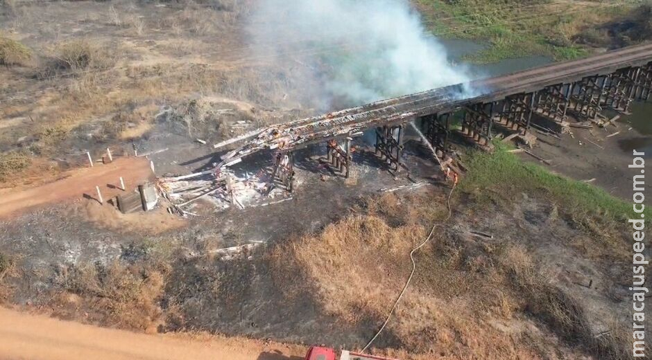 Ponte de madeira tem parte destruída ao ser atingida por fogo no Pantanal, em Corumbá