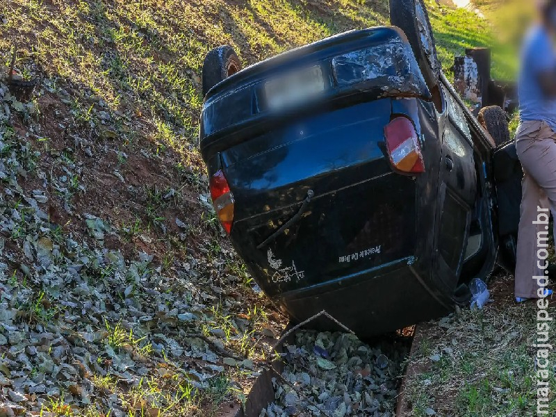 Veículo capota na Av. João Arinos após ser fechado por outro que evade do local do acidente