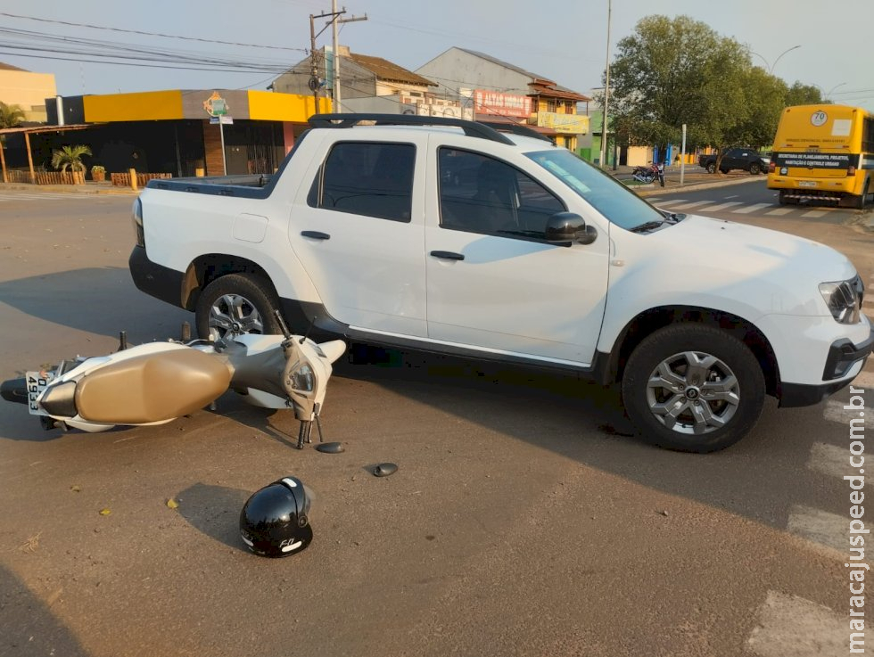 Acidente de trânsito entre carro e moto deixa mulher ferida em Caarapó