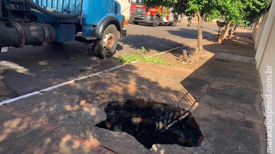 Calçada cede e idoso cai em fossa durante limpeza em Bataguassu