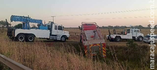 Caminhão do Corpo de Bombeiros cai em vala após controlar incêndio em carro