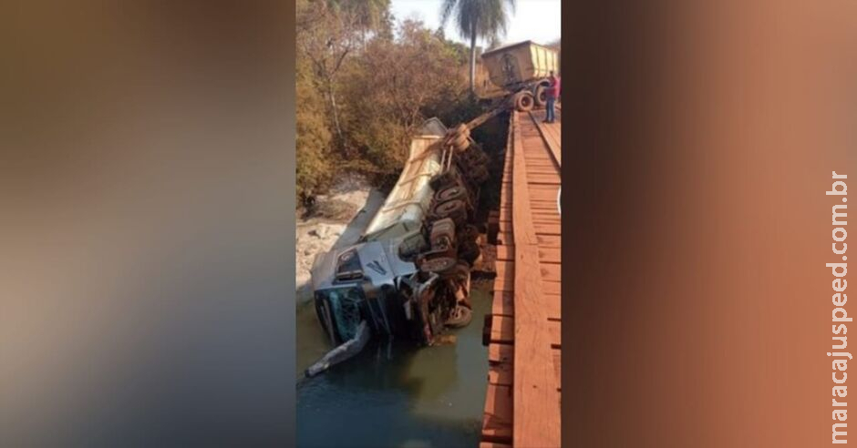 Carreta cai de ponte e motorista fica ferido em Sidrolândia