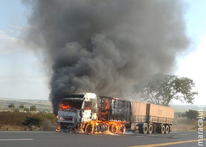 Carreta carregada com soja pega fogo e fica destruída na MS-306, em Costa Rica