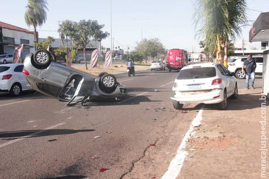 Carro é fechado e capota na Avenida Fábio Zahran