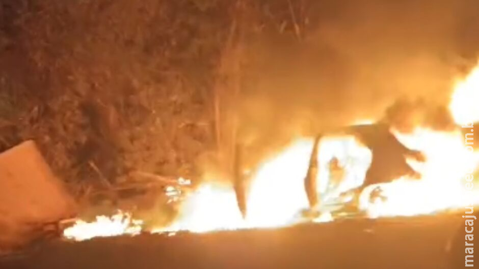 Carro é flagrado em chamas em estrada vicinal em Campo Grande