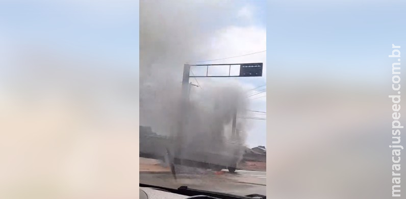 Carro tem pane elétrica e pega fogo no meio da rua em Três Lagoas