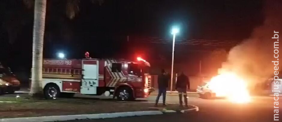 Fogo destrói carro em avenida de Rio Brilhante