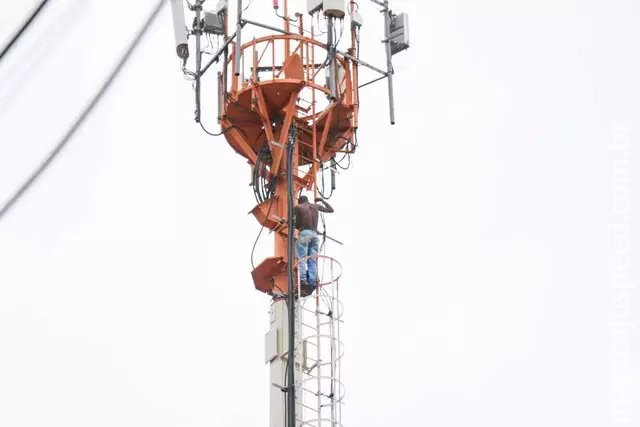 Homem desce de torre de 40 metros após 12 horas de negociação na Capital