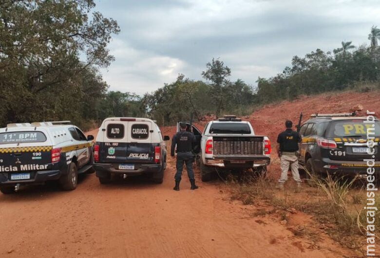 Homem foge e Hilux com mais de 1.600 kg de droga é apreendida