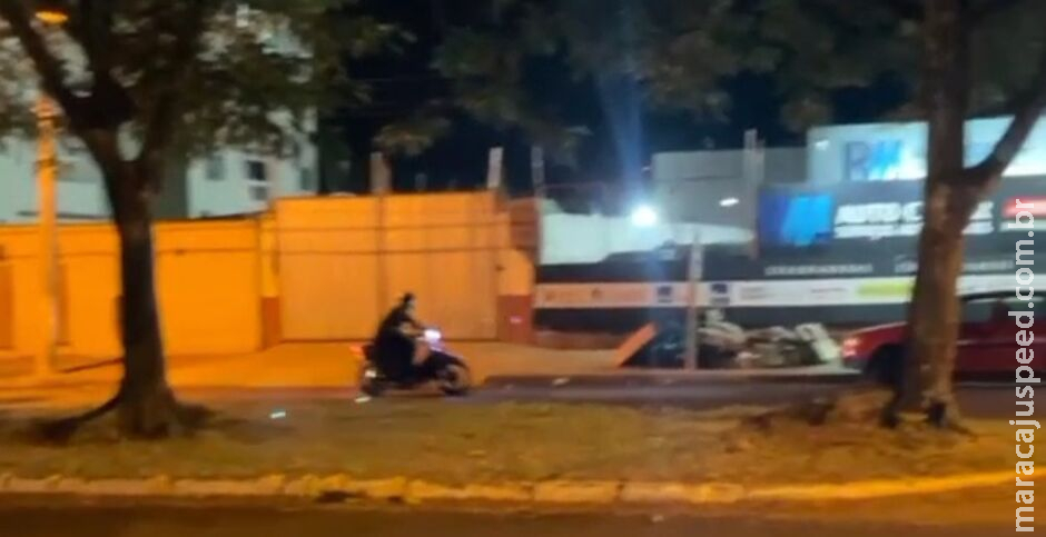 Jovem sem CNH é preso empinando moto próximo à escola em Dourados