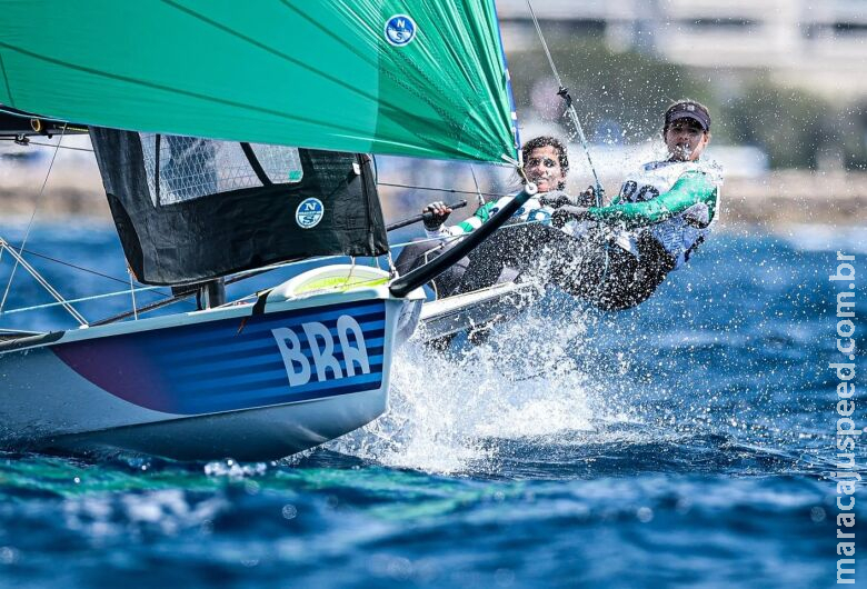 Martine Grael e Kahena Kunze se recuperam em Paris e avançam para regata da medalha