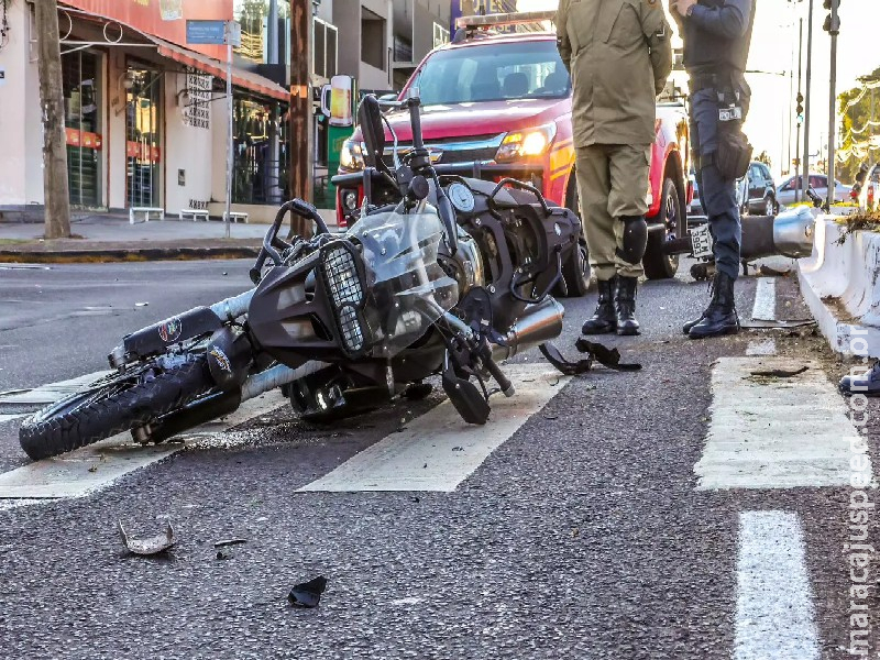 Motociclista de BMW ‘fura’ semáforo, provoca acidente e é arremessado a 10 metros na Zahran