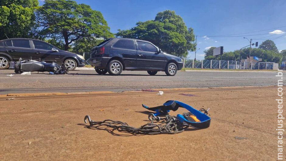 Motociclista sofre fratura exposta no braço após bater em carro na Costa e Silva