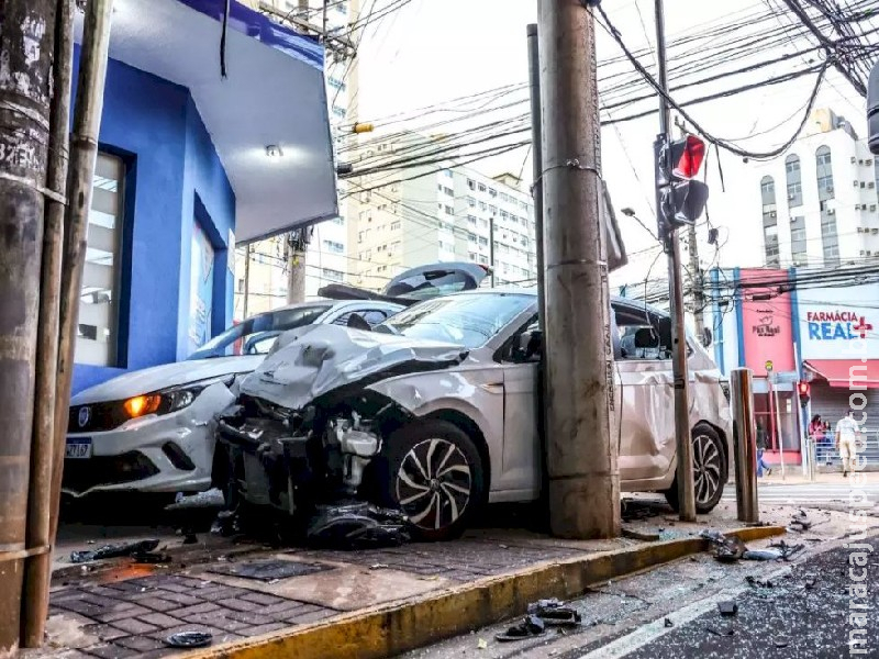 Motorista ‘fura’ semáforo e carros ficam prensados na parede após acidente em Campo Grande